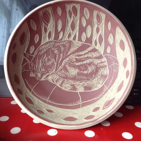 Angoba Ceramics Plate, Scraffito Designs Plate, Sgraffito Bowl Designs, Scrafito Ceramics Plate, Cat Sgraffito, Scrafito Pottery, Sgraffito Bowls, Ceramic Scraffito, Scrafito Ceramics