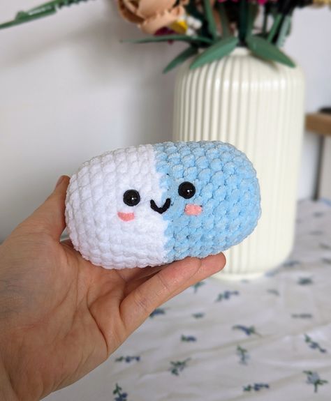 This adorable chill pill plushie will make the perfect gift for your loved ones! - S I Z E S & M A T E R I A L S - This plushie is made from 100% super soft polyester yarn. Approximate size: 12 cm long - P L E A S E - N O T E -  These plushies are made to order, therefore can take 3-5 working days to be ready to dispatch. Please take this into account if you are ordering this item for a specific date. - S A F E T Y - W A R N I N G -  These plushies may not be suitable for younger children due to White Crochet Plushies, Crochet Chill Pill, Crochet Plushies Easy, Cute Crochet Amigurumi, Kou Diabolik Lovers, Crochet Baby Projects, Easy Crochet Animals, Chill Pill, Kawaii Crochet