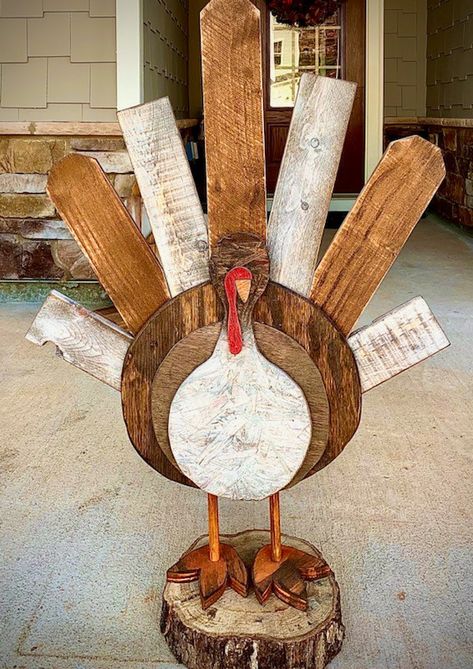 Thanksgiving diy art Pallet Turkey Diy Projects, Turkey Yard Art, Wood Turkey, Diy Turkey, Turkey Decor, Thanksgiving Decorations Diy, Thanksgiving Diy, Wood Animal, Holiday Projects