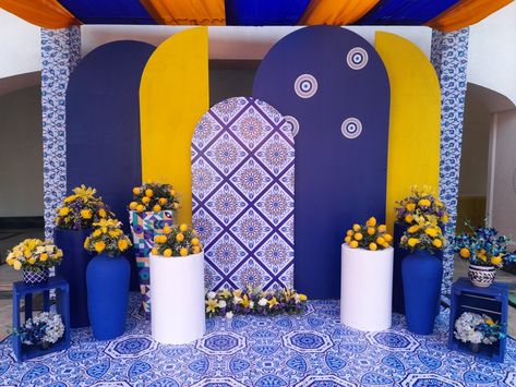 Moroccan inspired decor Blue Pottery Haldi Decor, Blue And Yellow Haldi Decor, Hurdhee Decor, Haldi Selfie Booth, Blue Haldi Decor, Mehndi Theme, Haldi Stage, Haldi Shoot, Haldi Decorations