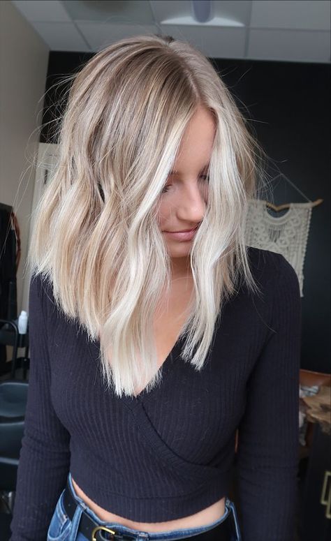 Lob Haircut Blonde Highlights, White Blonde Balayage Short Hair, Short Blonde Winter Hair, Blonde Lob Hair 2023, Dimensional Blonde Long Bob, Highlights On Short Blonde Hair, Rooted Blonde Lob, Lived In Blonde For Fall, Root Tap Blonde Short Hair