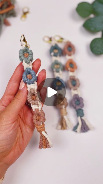 Gathering Knot, Keychain Tutorial, Macrame Tutorials, Tree Craft, Macrame Tutorial, Macrame Projects, Dollar Tree Crafts, Dollar Tree, Key Chain