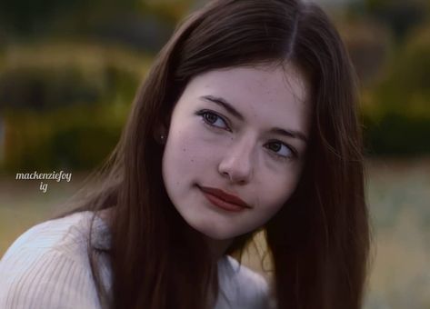 Mackenzie Foy Twilight, Renesmee Cullen Aesthetic, Makenzie Foy, Black Beauty Movie, Dr Cullen, Renesmee Cullen, Jo Green, Twilight Renesmee, Thirteen Movie