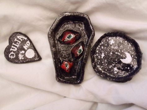 Clay Art Grunge, Clay Crafts Creepy, Clay Ideas Alt, Creepy Clay Art Easy, Goth Clay Crafts, Crystal Clay Art, Creepy Clay Ideas, Horror Clay Art, Goth Clay Ideas