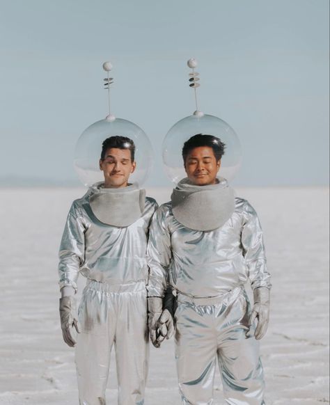 DIY Austronaut Costume IG: @xaviermartinez98, @finnney10 #halloween #halloweencostumeideas #costume #diycostume #space #spaceman #astronaut Nasa Costume, Astronaut Halloween, Astronaut Costume, Halloween 2024, Futurism, Retro Futurism, Diy Costumes, Nasa, Halloween Costumes