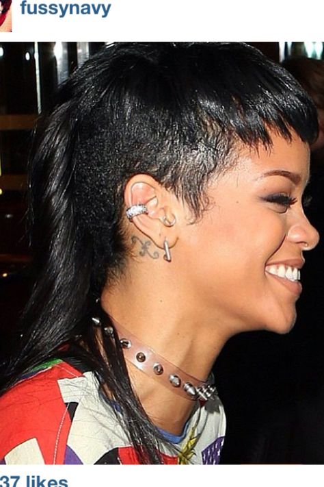 Miley Mullet Hair, Wolf Cut Hair Short Mullet, Womans Mullets Short, Rihanna Mullet, Rose Gold Hair Highlights, Gold Hair Highlights, Rihanna Mullet Hairstyle, Goth Mullet Short, Rihanna Haircut