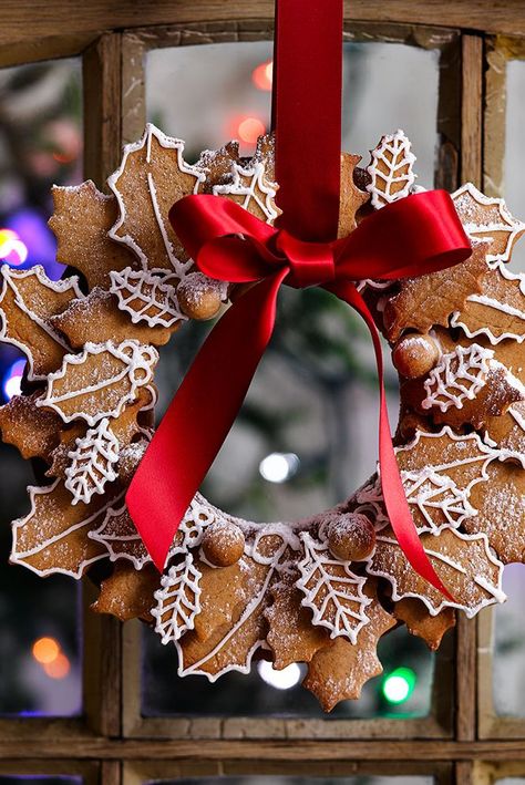 Gingerbread wreath Cookie Decor Ideas, Christmas Biscuits Recipe, Biscuits Recipes, Gingerbread Wreath, Wreath Cookies, Gingerbread Diy, Christmas Biscuits, Gingerbread Christmas Decor, Kwanzaa