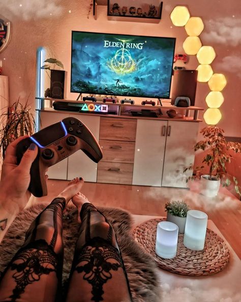 ANGIE | PS5 | XBOX | NINTENDO on Instagram: “Are you playing Elden Ring? If yes, which Class did you pick? Zockt ihr schon Elden Ring? Falls ja, welche Klasse habt ihr genommen?…” Living Room Gaming Setup, Xbox Room, Gamer Living Room, Playstation Room, Sleepover Room, Tv Set Up, Gaming Aesthetic, Playing Xbox, Gaming Setups