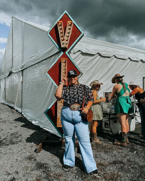 South was indeed rocked🤘🏼 @rockthesouth outfit details: hat- @cattleprodhatco shirt- @bucklebunniesfw belt- @amazon belt buckle- @westernthreadshatco x @mollyscustomsilver jeans- @fashionnova shoes- @heydude purse- @alamosaddles necklace- @nizhonitradersllc rings- @powwowtrading @wildridesilver @nizhonitradersllc @d.j.bax #biggestpartyinthesouth #rts #rockthesouth #rockthesouth2024 Country Girl, Outfit Details, Country Girls, Belt Buckle, Western Fashion, Belt Buckles, Fashion Nova, Buckle, Purse