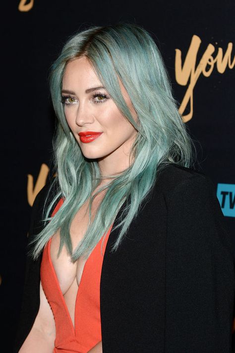 Hilary Duff's awesome turquoise hair + red lips Hilary Duff Hair, Hair Evolution, Turquoise Hair, Hair Color Crazy, Bright Hair, Hair Color Blue, Pastel Hair, Red Hair Color, Hazel Eyes