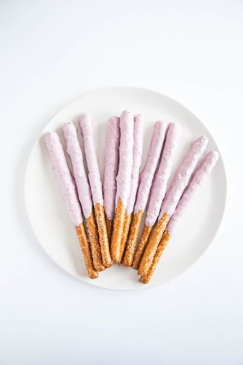 Frozen Yogurt-Covered Pretzel Rods - Afternoon Snack Upgrades, 5 Ways Healthy Frozen Yogurt, Yogurt Pretzels, Frozen Yogurt Bites, Yogurt Covered Pretzels, Dipped Pretzel Rods, Snack Hacks, Healthy Afternoon Snacks, Yogurt Bites, Healthy Yogurt