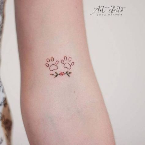 Huellas de mascota por Luciana Periard Art Efeito - Tatuajes para Mujeres Animal Lover Tattoo, Simple Tattoo With Meaning, Sister Tats, Tattoos For Dog Lovers, Pawprint Tattoo, Paw Tattoo, Petite Tattoos, Wrist Tattoos For Women, Memorial Tattoos