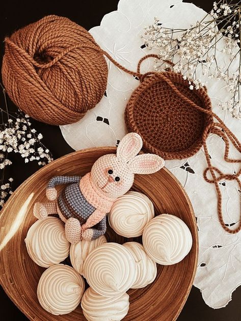 Crochet Photography Ideas, Doll Photography Ideas, Yarn Photography, Crochet Photography Props, Crochet Photography, Object Photography, Crochet Shop, Crochet Business, Flat Lay Photography