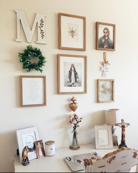 Catholic Bedroom Aesthetic, Catholic Prayer Room Ideas Decor, Catholic House Decor, Altar Para La Virgen Ideas En Casa, Prayer Room Ideas Catholic, Christian Altar Ideas For Home, Catholic Prayer Room, Catholic Decor Home Ideas, Catholic Room Decor