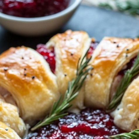 miarecipes on Instagram: "Savory Turkey and Cranberry Crescent Ring Ingredients: 1 tube crescent rolls 4 oz chive and onion cream cheese, softened 1 1/2 tbsp Dijon mustard 3 tsp finely chopped fresh rosemary or thyme, divided 2 cups shredded Gruyere cheese, divided 1 lb thinly sliced turkey (leftover or deli turkey) 1 (14 oz) can whole berry cranberry sauce 2 tbsp butter, melted 1/2 tsp poppy seeds 1/2 tsp granulated garlic 1/4 tsp salt (adjust to taste) Instructions: Preheat Oven and Prepare Pan: Preheat the oven to 375°F (190°C). Line a large baking sheet with parchment paper or a silicone baking mat. Prepare Crescent Rolls: Separate the crescent rolls and arrange them on the parchment paper in a circle with the widest portion on the inside and the edges overlapping. Prepare Filling: In Savory Turkey And Cranberry Crescent Ring, Savory Turkey And Cranberry Ring, Turkey And Cranberry Crescent Ring, Turkey Cranberry Crescent Ring, Dinner Guests Recipes, Chive And Onion Cream Cheese, Whole Berry Cranberry Sauce, Turkey And Cranberry, Cranberry Turkey