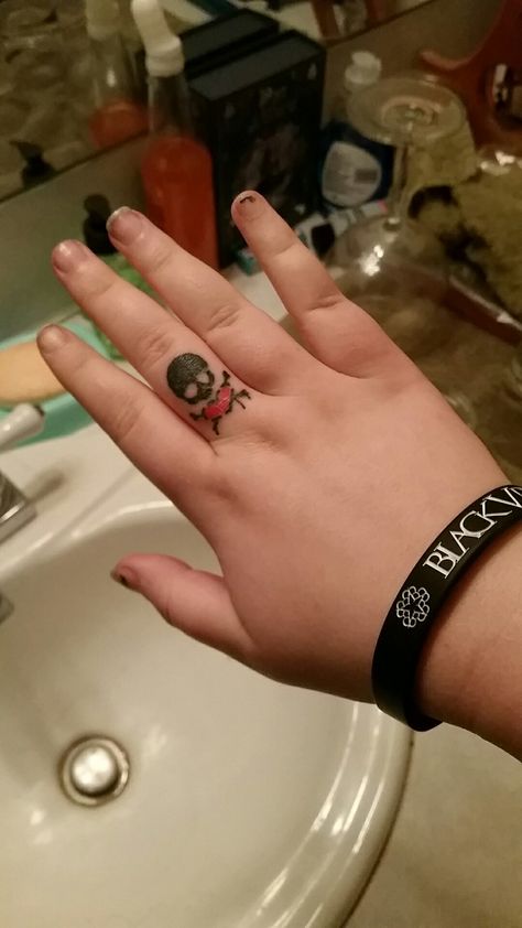 Billie joe armstrongs finger tattoo i got last week Billie Joe Armstrong Tattoos, Band Tattoos, 3 Tattoo, Joe Armstrong, Billie Joe Armstrong, Finger Tattoo, Band Tattoo, S Tattoo, Finger Tattoos