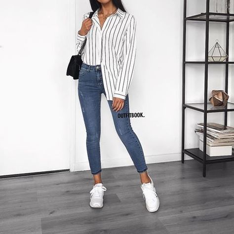 56468d5607a5aaf1604ff5e15593b003 Spring Swag, Rome Fashion, Cute Thanksgiving Outfits, Black Leggings Outfit, Outfits Woman, Printed Dress Shirts, White Stripes Shirt, Cozy Winter Outfits, Legging Outfits