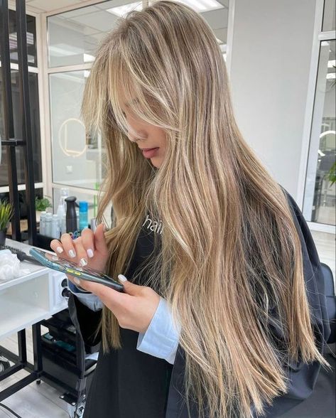 Luxurious Blonde Hair, Lighter Hair Color Ideas, Cold Toned Blonde Hair, Blondeish Hair, Blondeish Brown Hair Color, Trending Blonde Hair 2024, French Blonde Hair, Blonde Long Shag, Streaky Blonde Highlights