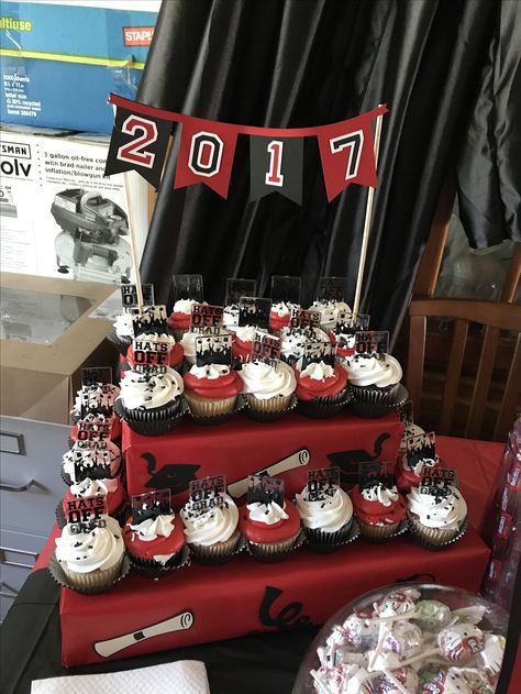 Graduation Cupcake Display Ideas Diy, Cupcake Display Ideas Graduation, Graduation Cupcake Display, Graduation Cupcake Stand, Graduation Party Cupcakes, Diy Cupcake Stand, Cupcake Table, Senior Graduation Party, Cupcake Tiers Stand