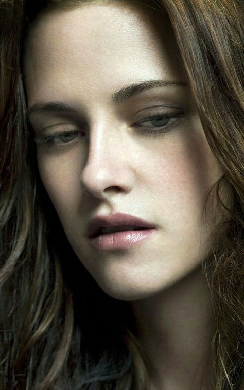 Kristen Stewart Eyes, Bold Brows Makeup, Kristen Stewart Hair, Twilight Bella, Kristin Stewart, Kristen Stewart Style, Lego House, Bella Swan, Twilight Saga