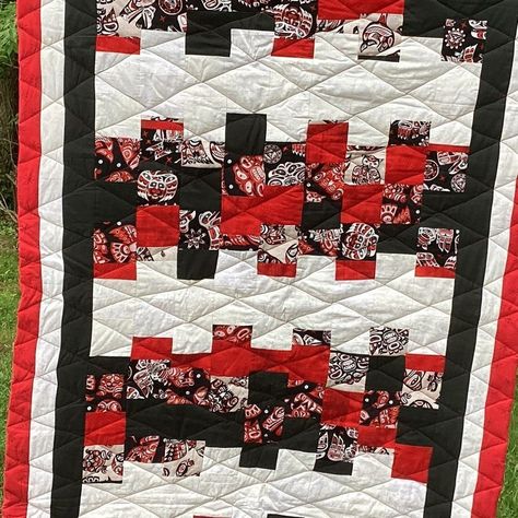 New With Tags. Hand Crafted From All New 100% Cotton Fabrics And Made In A Smoke Free Home. This Gorgeous Quilt Is In My Alaskan Trip Memories Series. It Features Black, Red, White And Tan Prints Of The Tlingit Native American Tribes Accented With Red, White And Black Solids. This Special Fabric Was Found In An Anchorage Quilting Shop Which Is The Only Place I’ve Seen It Please Zoom In The View In Detail. It Reverses To A Solid Red Marble Backing Fabric And Is Quilted In A Diamond Quilting Patte Gingham Quilt, Farmhouse Quilts, Black And White Quilts, Red And White Quilts, Red Marble, Handmade Baby Quilts, Man Quilt, Garden Quilt, Tree Quilt