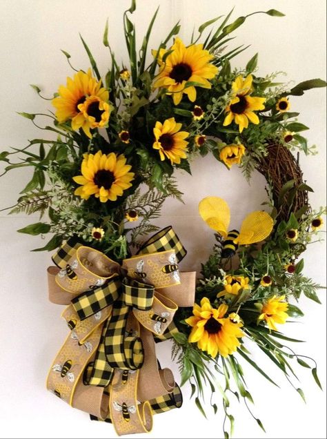 Bunny Wreath Diy, Front Door Wreaths Diy, Sunflower Wreath Diy, Sunflower Burlap Wreaths, Fall Mesh Wreaths, Mesh Ribbon Wreaths, Easy Fall Wreaths, Sunflower Crafts, Sunflower Party