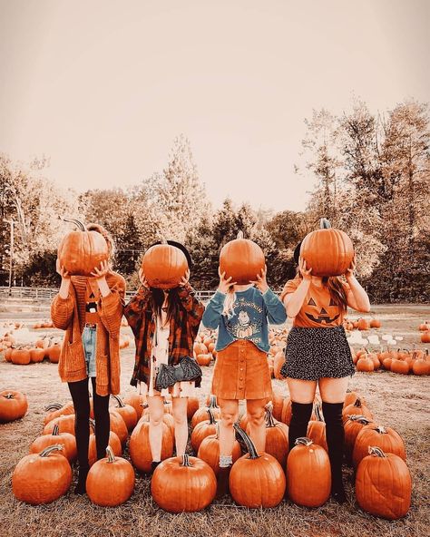 Pumpkin Patch Photoshoot, Portret Feminin, Pumpkin Patch Pictures, Fall Photo Shoot Outfits, Fall Friends, Pumpkin Patch Outfit, Shotting Photo, Halloween Vibes, Fall Inspo