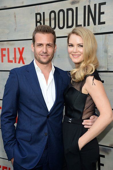 Gabriel Macht and actress Jacinda Barrett attend the Premiere of Netflix's "Bloodline" at Westwood Village Theatre on May 24, 2016, in Westwood, California. | Source: Getty Images. Jacinda Barrett, Suits Meghan, Donna Paulsen, Sarah Rafferty, Westwood California, Gina Torres, Gabriel Macht, Lawyer Fashion, Harvey Specter