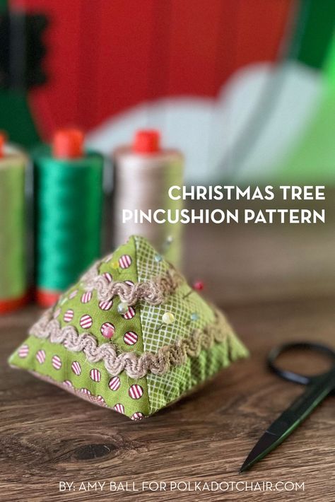 Patchwork Gifts, Pin Cushion Ideas, Pincushion Patterns, Thread Catchers, Sewing For Christmas, Free Baby Quilt Patterns, Felt Pincushions, Pin Keeps, Christmas Quilt Blocks