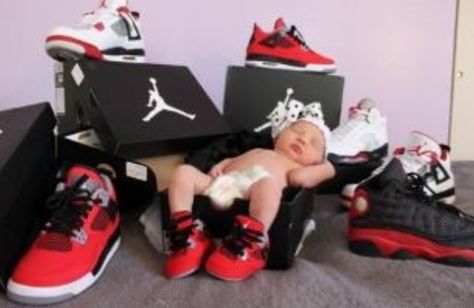 Photography * My 3 day old daughter in a Jordan box with Jordan's! Super cute Theme Nursery, Baby Pics, Baby Sneakers, Baby Photoshoot, Nursery Themes, Baby Pictures, Sneaker Head