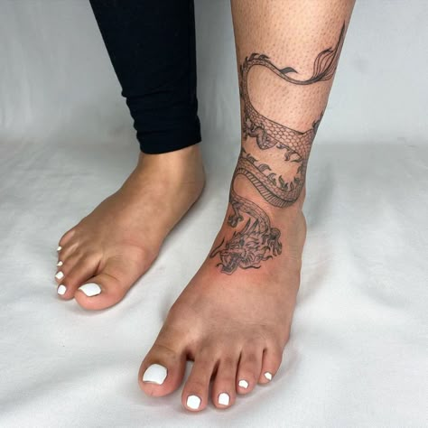 Dragon Tattoo Ankle, Tattoos Alt, Inner Ankle Tattoos, Dragon Koi Tattoo Design, Wrap Around Ankle Tattoos, Ankle Foot Tattoo, Cute Foot Tattoos, Ankle Tattoos For Women, Girls With Sleeve Tattoos