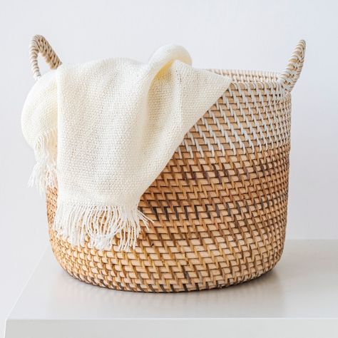 Blanket Baskets, Metal Laundry Basket, Hang Clean, Hand On Head, Blanket Basket, Washing Laundry, Washing Line, White Blanket, Basket Design