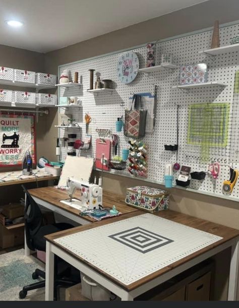 Large Sewing Room Ideas, Quilting Rooms, Sewing Room Ideas, Quilt Room Organization, Casita Ideas, Room Organization Ideas, Crafting Space, Quilt Room, Sewing Room Inspiration