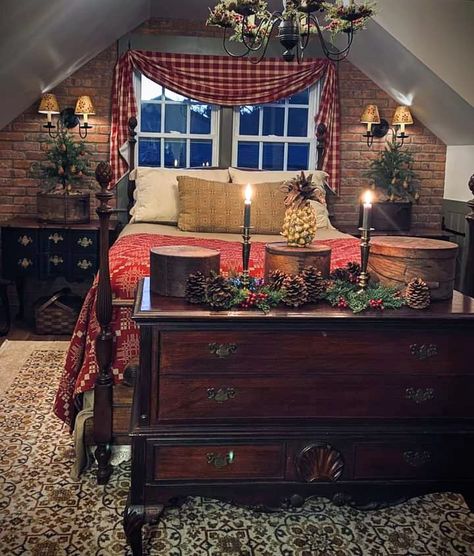 Primitive Bedrooms Ideas, Primitive Bedroom Ideas Rustic, Small Home Decorating, Primitive Bedroom Decor Ideas, Romantic Cabin Bedroom, New England Colonial Interior, Christmas Bedroom Decor Cozy, Primitive Bedroom Ideas, Williamsburg Decor