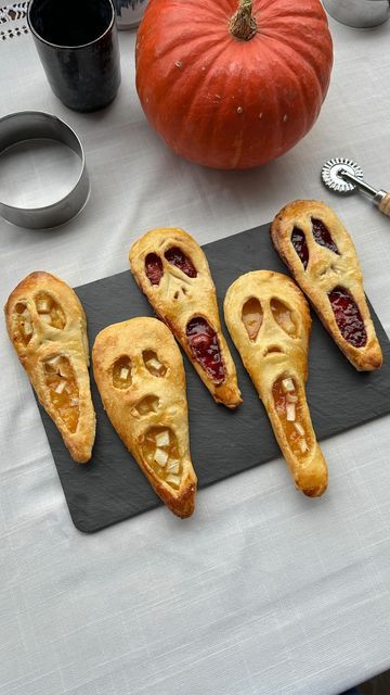 Halloween Puff Pastry, Puff Pastry Ideas, Pastry Ideas, Apple Snacks, Fruits Snacks, Halloween Snack, Spooky Food, Cream Pies, Hand Pie