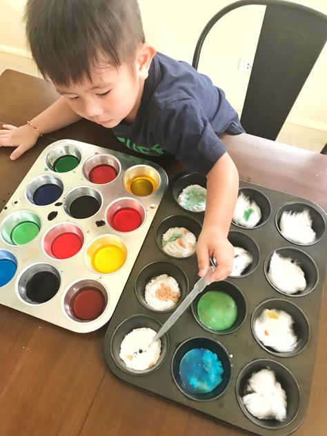 Cookie Sheet Crafts, Drop Painting, Soda Cupcakes, Vinegar And Baking Soda, Indoor Activities For Toddlers, Baking Soda Vinegar, Muffin Cupcake, Baking Art, Cupcake Pans