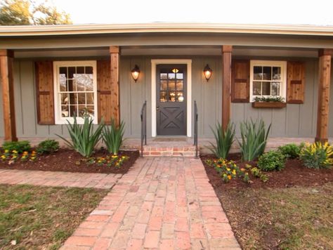 Farmhouse Exterior Paint Colors, Ranch House Exterior, Colors Combinations, Ranch Exterior, Brick Ranch, Home Exterior Makeover, Casa Country, Grey Houses, Exterior Paint Colors For House