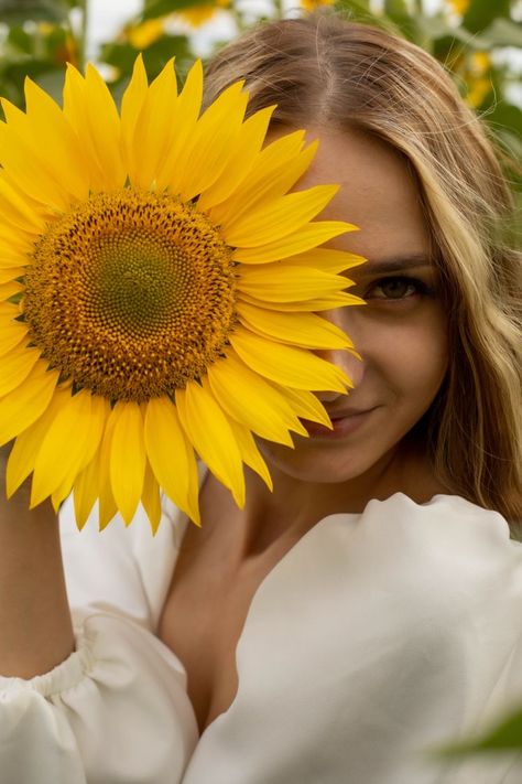 Photo With Sunflowers, Sunflower Photo Ideas, Pictures With Sunflowers, Sunflowers Photography, Sunflower Shoot, Sunflower Photos, Sunflower Field Photography, Sunflower Field Pictures, Senior Photoshoot Poses