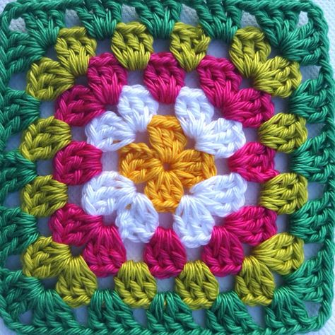 Granny Square Bag Pattern, Rainbow Granny Square, Crochet Blanket Colors, Square Bag Pattern, Granny Square Tutorial, Granny Square Projects, Happy Rainbow, Granny Square Crochet Patterns Free, Patchwork Heart