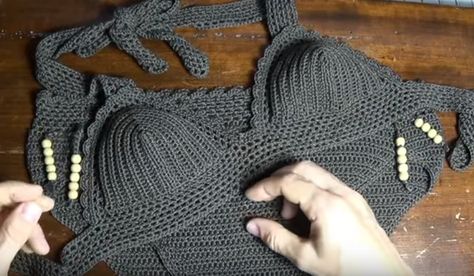 Schema costume a uncinetto – Tutorial in italiano | Cucito Creativo | Bloglovin’ Bra Crochet Pattern, Crochet Beach Wear Pattern, Bra Crochet, Crochet Beach Wear, Bathing Suit Patterns, Crochet Crop Top, Boho Crochet, Pattern Mixing, Easy Knitting