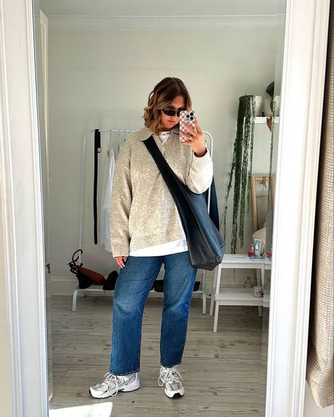 Jeans And Trainers Outfit, Straight Ankle Jeans Outfit, White Trainers Outfit, Chunky Trainers Outfit, Ankle Jeans Outfit, Balance Outfit, Beige Jumper, High Waisted Straight Leg Jeans, Straight Leg Jeans Outfits