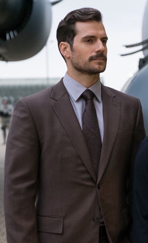 Henry Cavill Beard, Mission Impossible Fallout, Mens Facial, Henry Williams, Corte De Cabelo Masculino, Brown Suits, Actrices Hollywood, Mission Impossible, British Actors