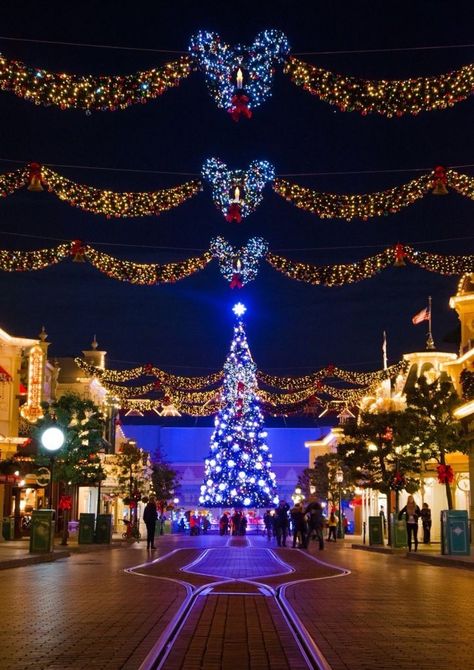 Christmas Disneyland Aesthetic, Christmas Disneyland Wallpaper, Disneyland Paris At Christmas, Disneyland In Christmas, Disney Paris Christmas, Disney Christmas Pictures, Disney During Christmas, Disneyland Christmas Wallpaper, Disneyland Paris Winter