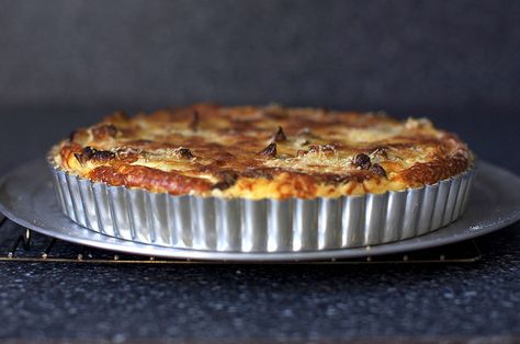 cauliflower and caramelized onion tart by smitten, via Flickr Carmelized Onion Tart, Cauliflower Pie, Onion Tart Recipe, Caramelized Onion Tart, Smitten Kitchen Recipes, Savoury Pie, Caramelised Onion Tart, Carmelized Onions, Onion Tart