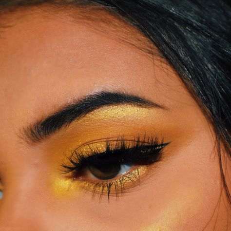 Gemini Mood, Burnt Orange Eyeshadow, Product Moodboard, Yellow Eyeshadow Palette, Yellow Moodboard, Eyeshadow Yellow, Honey Makeup, Honey Aesthetic, Bts Makeup