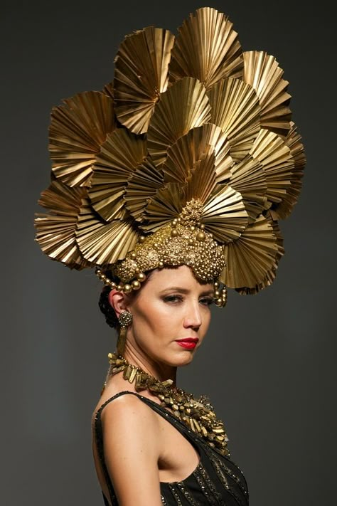 Sue Wong Spring 2015 at Style Fashion Week (photo by Volker Corell) Headgear Fashion, Golden Woman, Junk Kouture, Headpiece Diy, Casual Attire For Women, Gold Headpiece, Sue Wong, Body Adornment, Head Pieces