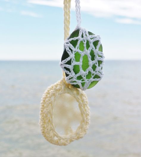 Crocheting around Seaglass… – Coastal Crochet Coastal Crochet, Crochet Stone, Creepy Creatures, Crocheted Animals, Crochet Necklace Pattern, Crochet Fish, Cute Miniature, Crochet Jewelry Patterns, Necklace Patterns