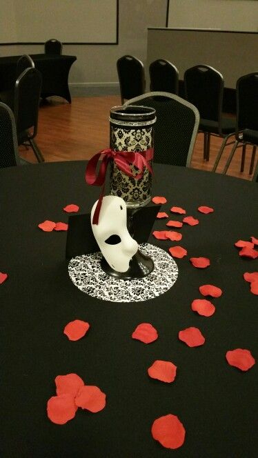 Phantom of the opera centerpiece Phantom Of The Opera Centerpieces, Phantom Of The Opera Party, Phantom Opera, Mascarade Party, Broadway Theme, Broadway Party, Masquerade Ball Party, Trendy Party Decor, Masquerade Wedding