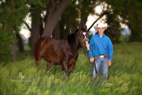 Senior boy with roping horse Photos With Horses, Wrangler Butts, Sr Pictures, Roping Horse, Horse Senior Pictures, Boy Senior Portraits, Grad Picture Ideas, Senior Portraits Male, Cowboy Pictures