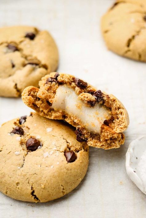 Mochi Chocolate Chip Cookies, Japanese Cookies Recipe, Mochi Cookie Recipe, Vegan Mochi, Miso Chocolate Chip Cookies, Cookies Japanese, Mochi Chocolate, Mochi Cookies, Asian Cookies